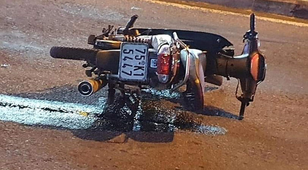 Xe máy của nam thanh niên bị hư hỏng sau va chạm