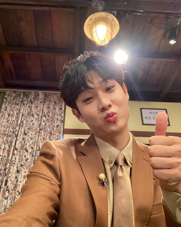 Không đẹp theo kiểu mỹ nam tiêu chuẩn nhưng Choi Woo Sik cũng có nét cuốn hút rất riêng