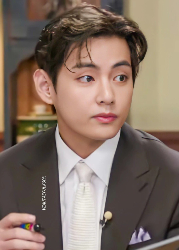 V sở hữu gương mặt điển trai với những đường nét nam tính pha lẫn sự dễ thương. Chính vì vậy, nam thần tượng có thể dễ dàng hóa thân thành quý ông lịch lãm quyến rũ...