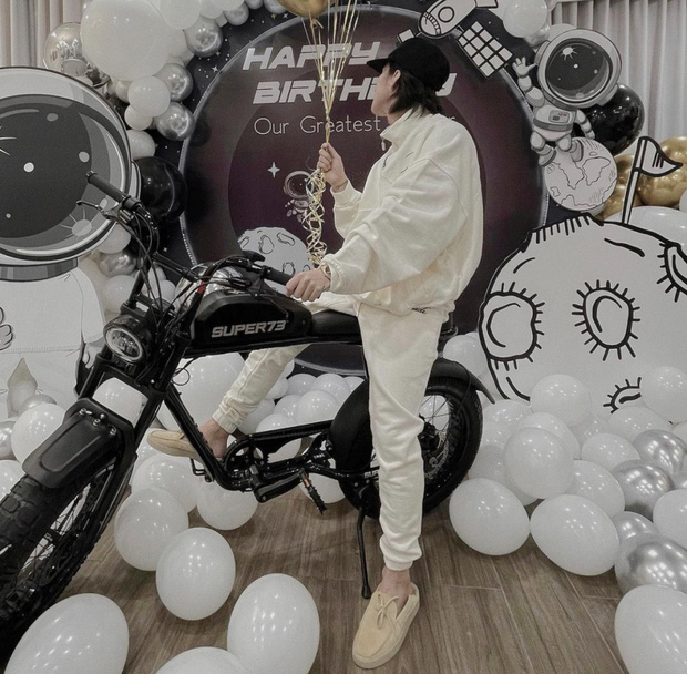 Sơn Tùng mang luôn con xe giá chục triệu vào để chụp ảnh sinh nhật cho 