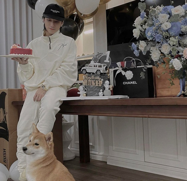 Sơn Tùng được tặng nhiều hoa tươi, đồ hiệu sang chảnh trong tiệc mừng bước sang tuổi 27