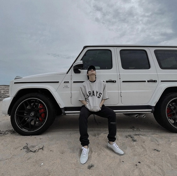 Hình ảnh trên bánh kem của Sơn Tùng là khoảnh khắc anh tạo dáng trên siêu xe. Có thể thấy dường như những người tổ chức tiệc này rất quan tâm từ chi tiết nhỏ liên quan đến Chủ tịch Tùng