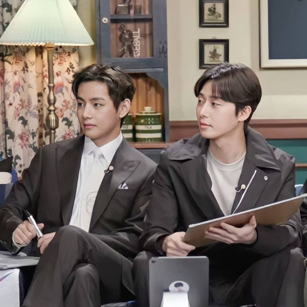 Khoảnh khắc 2 cực phẩm nhan sắc V và Park Seo Joon chung 1 khung hình đã giúp netizen được 1 phen 