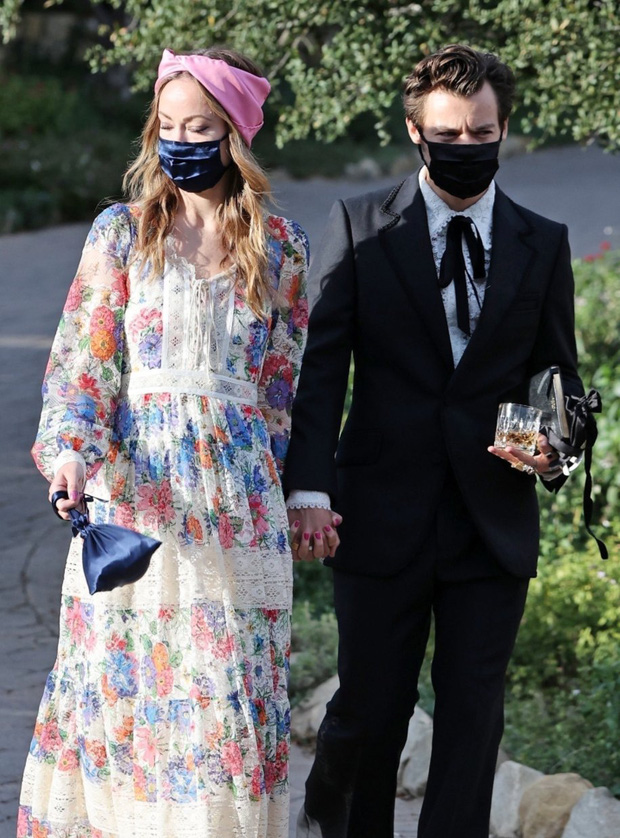 Trước đó, hồi tháng 1/2021, cặp đôi đã nắm tay nhau đi dự tiệc, Harry còn giới thiệu Olivia với tư cách là bạn gái của anh