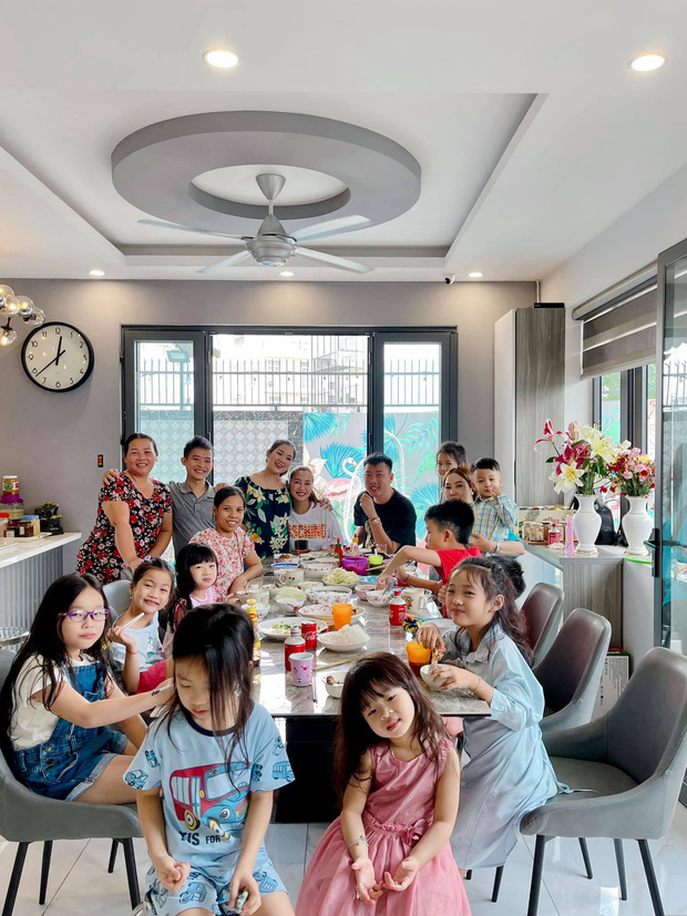 Bảo mẫu và nhà Ốc Thanh Vân luôn xuất hiện bên cạnh Lavie vào những dịp đặc biệt