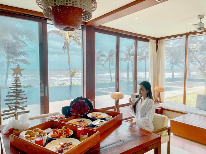 Trên Facebook cá nhân, Ngô Lan Anh thường xuyên khoe túi hiệu và đồng hồ hiệu lia lịa. Ở tuổi 32, cô vẫn đang độc thân và có cuộc sống như một bà hoàng