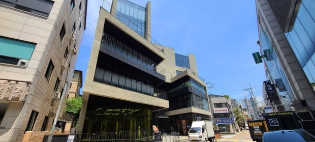 Tòa nhà này từng đạt giải thưởng kiến trúc và được sử dụng làm trụ sở công ty giải trí của Bi Rain