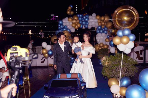 Trước đó, trên MXH từng rầm rộ bức ảnh 2 vợ chồng bế con trai cưng vào dịp sinh nhật 1 tuổi