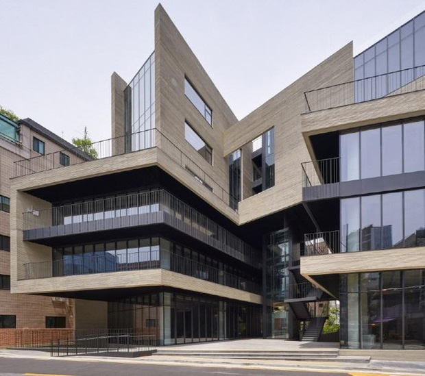 Mới đây, nam ca sĩ vừa bán tòa nhà Rain Avenue với giá 49,5 tỷ won (992 tỷ đồng) sau 13 năm sở hữu, thu lãi đến 32,7 tỷ won (hơn 655 tỷ đồng)