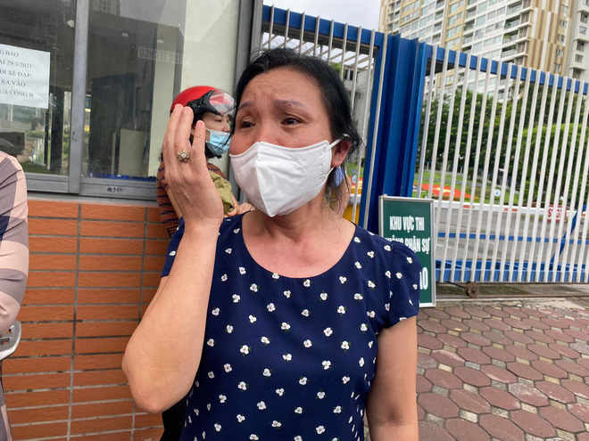 Bà Trần Thị Hồng Thuý bật khóc kể lại giây phút nam sinh đi thi muộn không được vào bên trong.