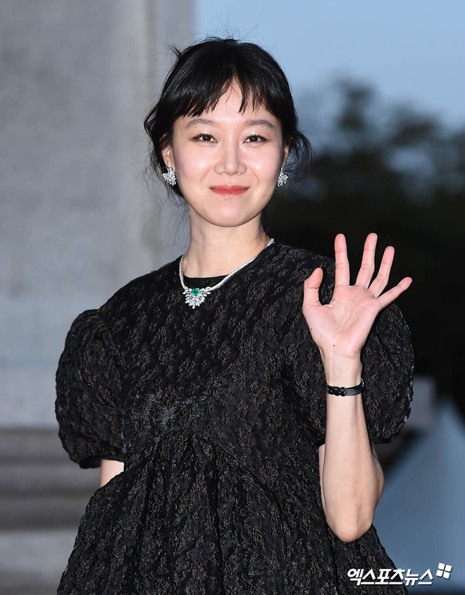 Khi xuất hiện tại Korean Popular Culture and Arts Awards 2020, Gong Hyo Jin đã diện chiếc vòng cổ kim cương trị giá 693 triệu won (gần 14 tỷ đồng)