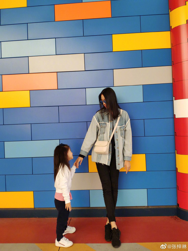 Cô đã có cô con gái 5 tuổi, Trương Tử Lâm hạn chế khoe cận gương mặt con trước công chúng. Cô và chồng quyết giữ kín mọi chuyện đời tư