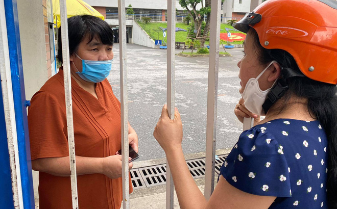 Bà Hường (ảnh trái) đến điểm thi đón con.