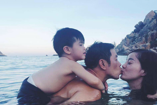 Thái Hòa hạnh phúc sau 9 năm kết hôn với bà xã Hồng Thu.