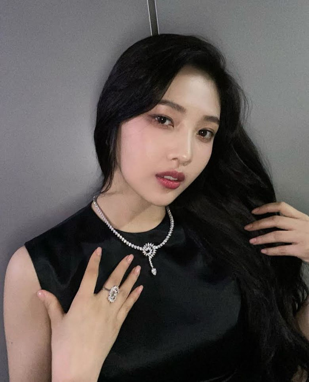 Tại Dream Concert 2020, Joy (Red Velvet) đã diện 1 mẫu vòng cổ có mức giá đắt đến choáng váng