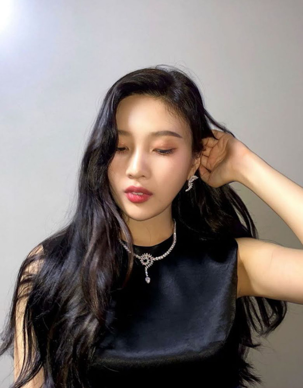 Chiếc vòng này đến từ 1 thương hiệu xa xỉ và có giá 427 triệu won (8,6 tỷ đồng)