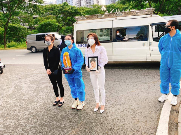 Sáng nay, cô đã có mặt từ sớm để đưa tri kỷ về nơi an nghỉ cuối cùng