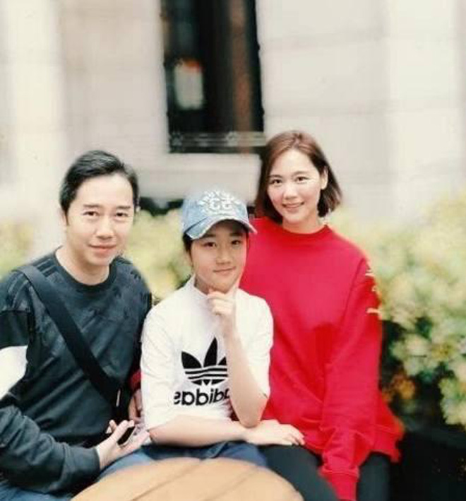 Trần Oánh bên ông xã và con gái