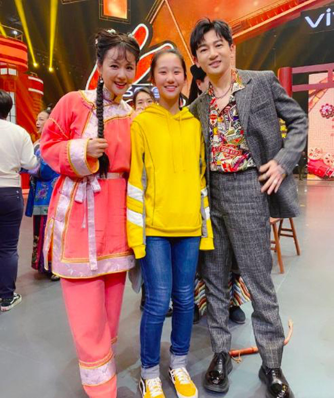 Cách đây không lâu, Trần Oánh lại tái xuất trên màn ảnh với tạo hình Liễu Hồng trong show truyền hình. Cô bé áo vàng chụp hình chung với Tô Hữu Bằng chính là con gái lớn 14 tuổi của nữ diễn viên này