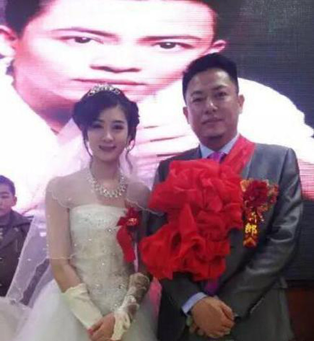 Lục Thi Vũ bên vợ trẻ