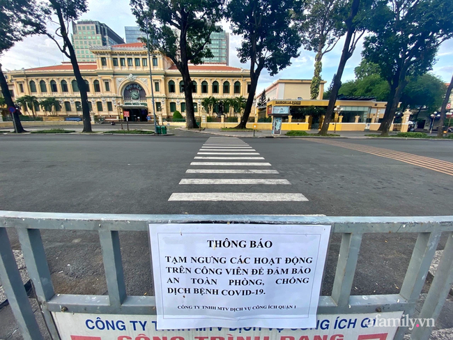 Thông báo tạm ngưng hoạt động được dán trước công viên.