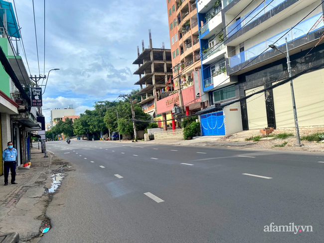 Bảo vệ cũng làm việc nhẹ nhàng hơn vì... không còn ai tới.