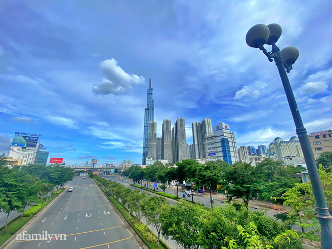 Khu vực xa lộ Hà Nội thoáng đến ngỡ ngàng ngày đầu tiên giãn cách toàn TP.HCM theo Chỉ thị 16.