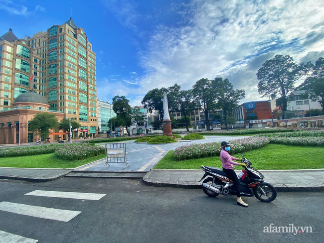 Một phụ nữ dừng lại để quan sát nhà thờ Đức Bà khi 