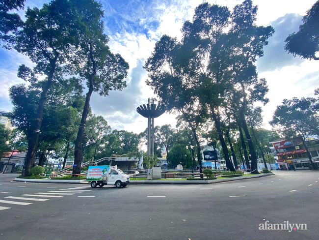 Xe của lực lượng trật tự đô thị chạy dọc Hồ con Rùa (quận 3) để nhắc nhở người dân tuân thủ giãn cách.