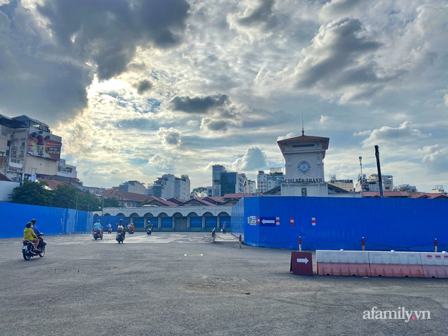 Khu vực chợ Bến Thành (quận 1) vừa vắng, vừa đìu hiu khi xung quanh bị chắn để xây dựng tuyến Metro.