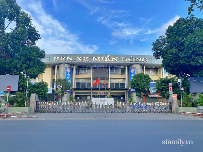 Cổng số 2, bến xe miền Đông đóng chặt.