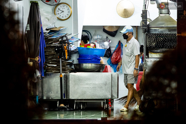 Một chủ cửa hàng cho biết: 