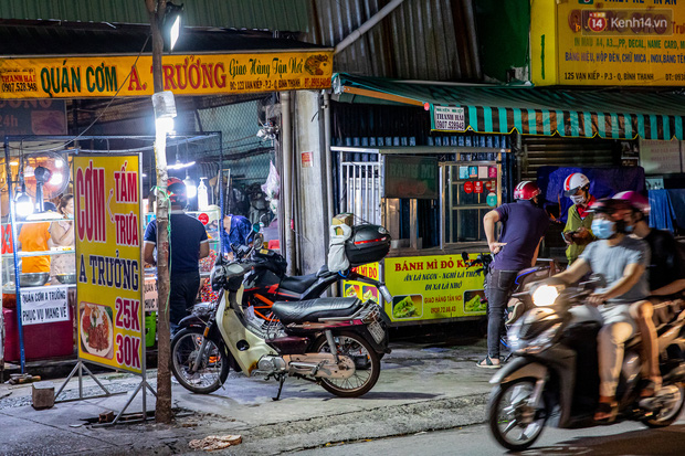 Những người bán hàng luôn tay luôn chân phục vụ người dân.