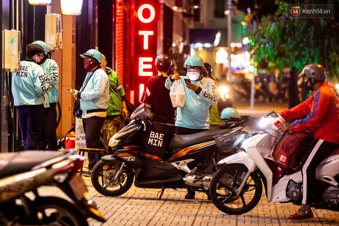 Vào khoảng 20h30' tối ngày 8/7, trước thời điểm tiến hành giãn cách xã hội, nhiều cửa hàng ăn uống bán mang đi tấp nập khách đứng chờ mua hàng, tranh thủ mua trước khi cửa hàng tạm dừng buôn bán