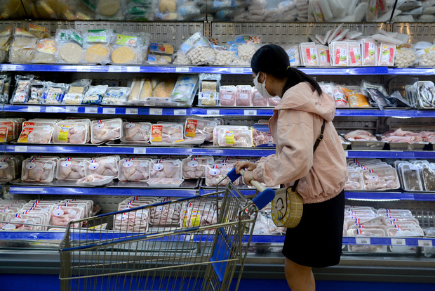 Hàng hóa trong siêu thị rất dồi dào, vắng người mua trong ngày 9/7