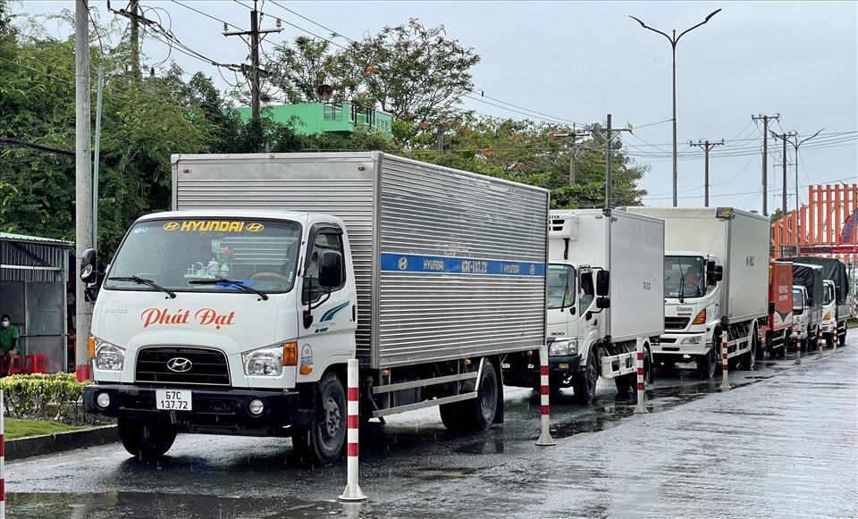 Tạm dừng các hoạt động giao thông công cộng để hạn chế đi lại, nhưng cho phép các phương tiện vận chuyển hàng hóa thiết yếu ra vào tỉnh. Ảnh: LT