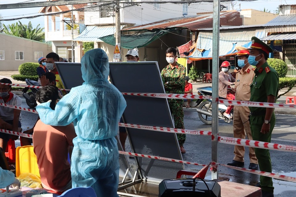 Tuy nhiên, An Giang cũng quy định các tài xế và người đi cùng phải có giấy xét nghiệm âm tính với SARS-CoV-2 do cơ quan chức nâng cấp và còn thời hạn theo quy định. Ảnh: LT