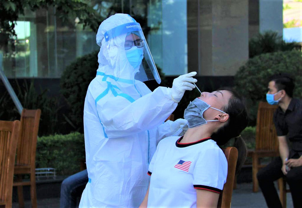 Lấy mẫu xét nghiệm cho nhân viên Công ty VNPT NET3 - KCN An Đồn, nơi đã ghi nhận 4 ca nhiễm SARS-CoV-2