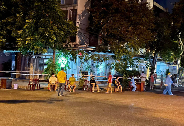 Nhân viên y tế truy vết, lấy mẫu xét nghiệm cho người dân tại khu vực có ca Covid-19 mới