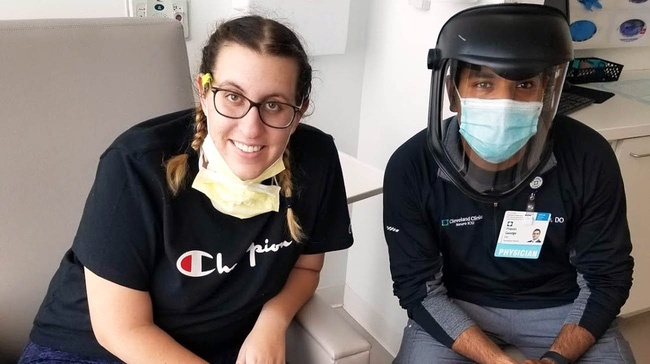 Lauren bên bác sĩ Pravin George, người điều trị chính cho cô tại Viện Cleveland.