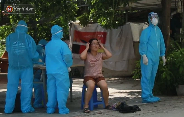 Sau khi khai báo y tế, người dân ra khu vực cuối con ngõ 11 để xét nghiệm Covid-19