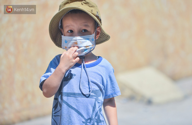 Đáng chú ý, trong số 150 người dân phải xét nghiệm, có nhiều trẻ nhỏ