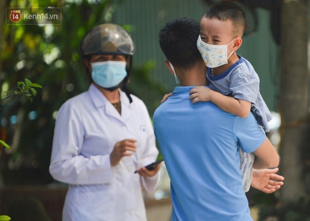 Do còn quá nhỏ nên nhiều em bật khóc sau khi xét nghiệm