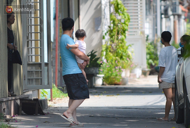 Những em nhỏ phải đi theo bố mẹ, đội nắng đến khu vực xét nghiệm