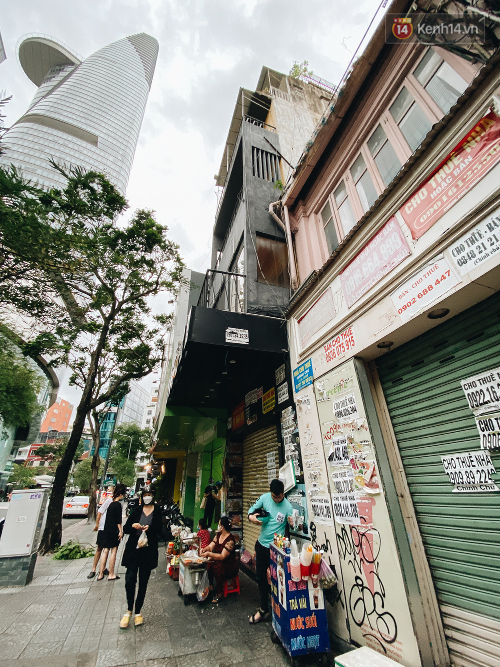 Một số người tận dụng bán hàng rong tại các nhà phố cho thuê (hình ảnh ghi nhận trước khi TP.HCM thực hiện Chỉ thị 16)