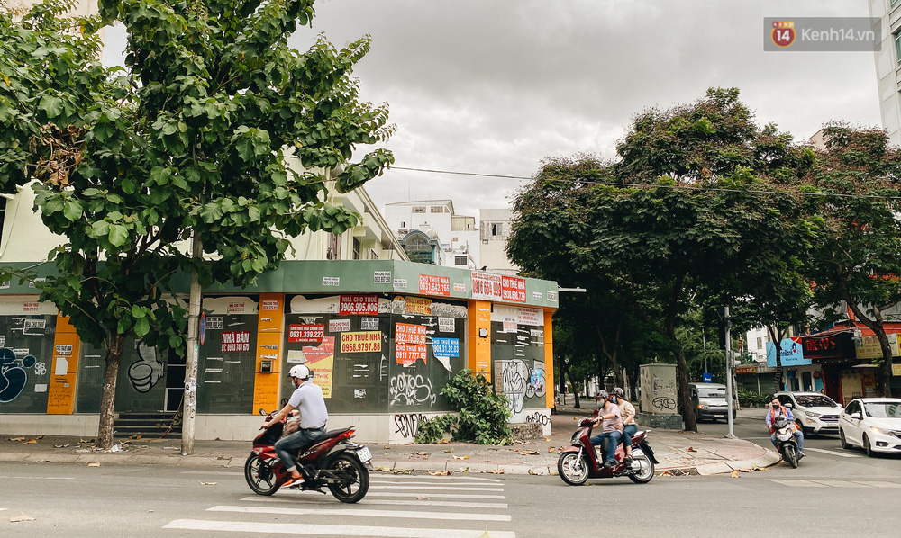 Sau khi cửa hàng Thế giới di động trả mặt bằng, căn nhà 2 mặt tiền đường Nguyễn Thị Minh Khai và Nguyễn Bỉnh Khiêm, quận 1 vẫn đang tìm người thuê suốt khoảng 3 tháng qua