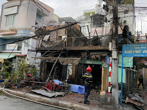 Căn nhà sụp đổ trong đám cháy