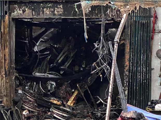 Nhiều vật dụng bên trong căn nhà bị cháy rụi