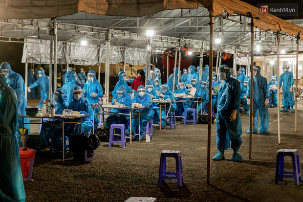 Chợ đầu mối Thủ Đức xuyên đêm lấy mẫu xét nghiệm cho 8.000 tiểu thương, nhân viên (Ảnh: Viết Thanh)