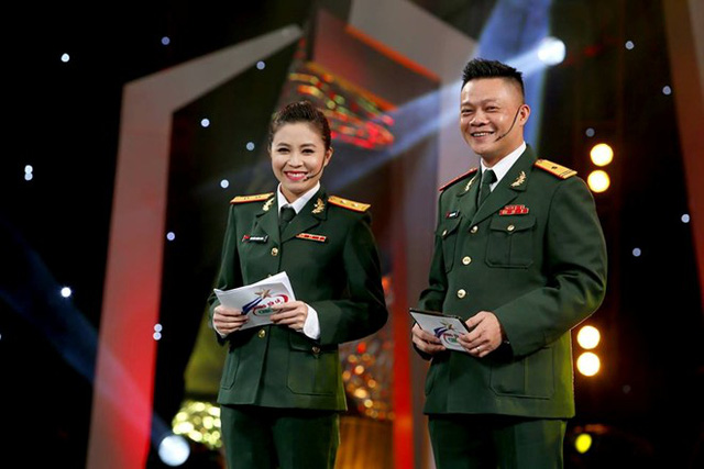 Hoàng Linh và Quang Minh trong chương trình Chúng tôi là chiến sĩ.